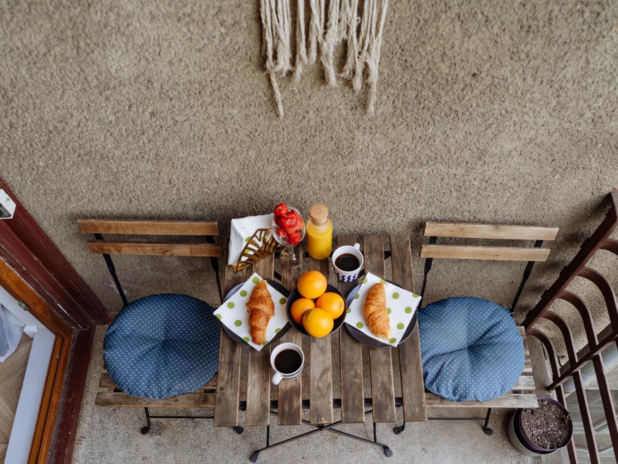 Petite Maison Sur Le Boulevard Букурещ Екстериор снимка