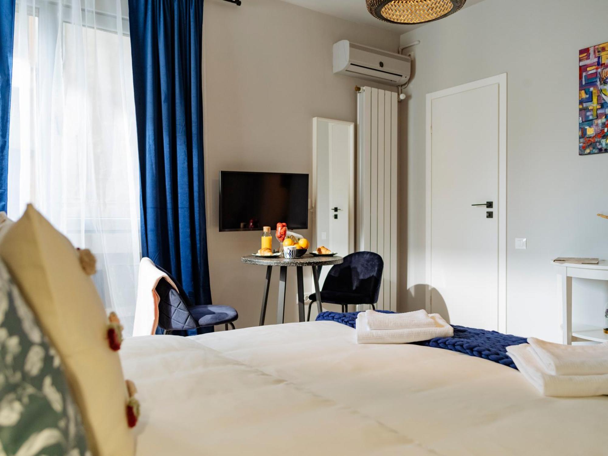 Petite Maison Sur Le Boulevard Букурещ Екстериор снимка